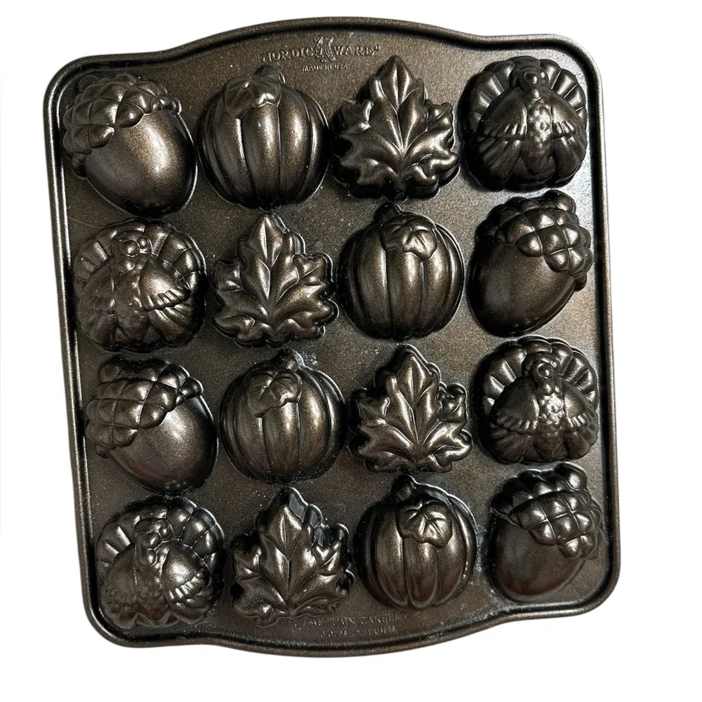 Nordic Ware Autumn Cakelet Pan